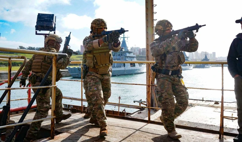 Los subfusiles STEYR son plenamente eficaces y pr�cticos para este tipo de misiones. Foto: Armada Argentina
